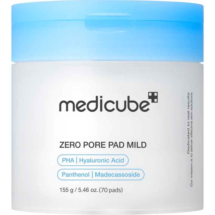 Medicube Zero Pore Pad Mild 70 kpl hellävaraisesti kuorivat kasvopuhdistuslaput valkoisessa purkissa, jossa on sininen kansi.