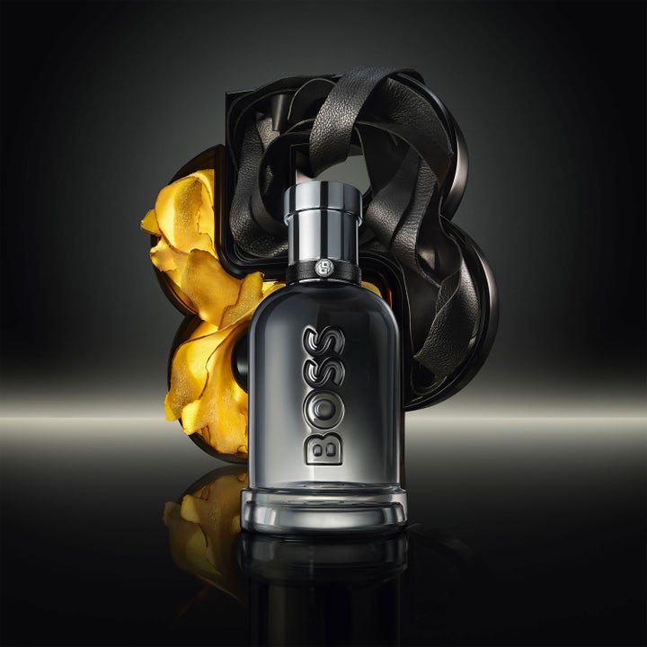 Hugo Boss Bottled Beyond Shower Gel 200 ml suihkugeeli tumma lasipullo nahan ja kultaisen hehkun ympäröimänä
