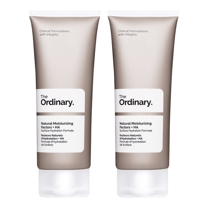 The Ordinary Natural Moisturizing Factors + HA 2x100ml kosteuttava kasvovoide kaksi harmaata tuubia valkoisilla etiketeillä.