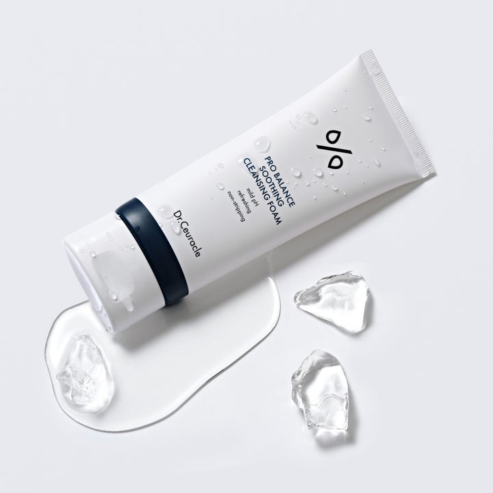 Dr. Ceuracle Pro Balance Soothing Cleansing Foam 150 ml rauhoittava puhdistusvaahto valkoisessa tuubissa jääpalojen kera.