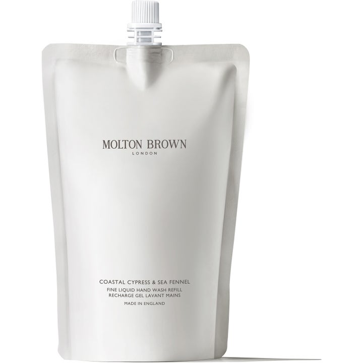 Molton Brown Coastal Cypress &amp; Sea Fennel 400 ml puhdistava käsisaippua valkoisessa täyttöpussissa, jossa on korkki.
