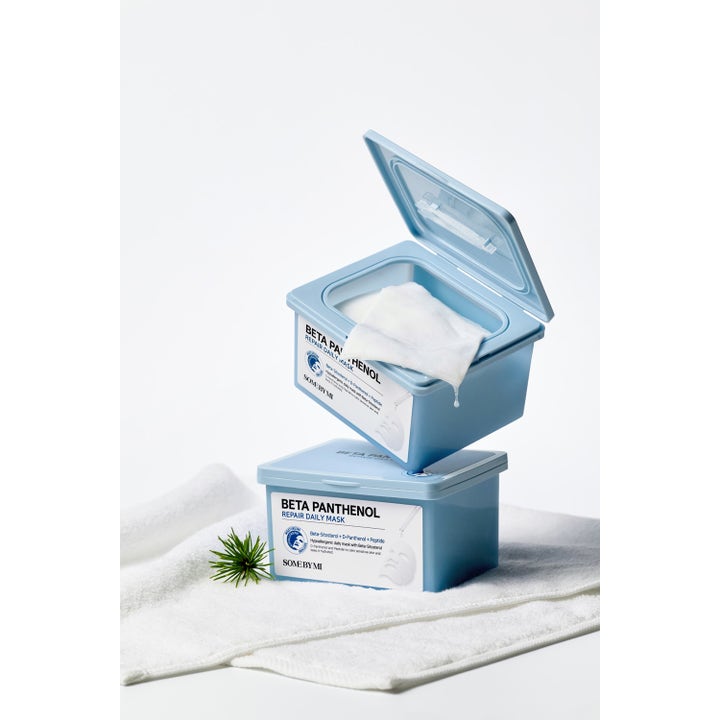 Some By Mi Beta Panthenol Repair Daily Mask 30 kpl korjaava kangasmaski avatussa sinisessä rasiassa pyyhkeen päällä