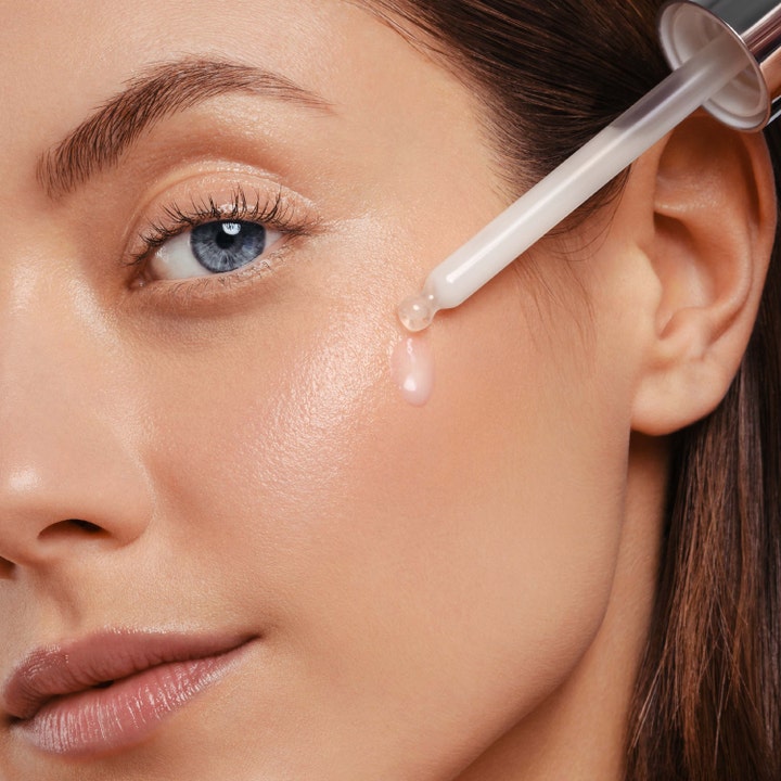 Biotherm Life Plankton Regenerating Serum 75 ml uudistava anti-aging-seerumi levitetään pipetillä iholle.