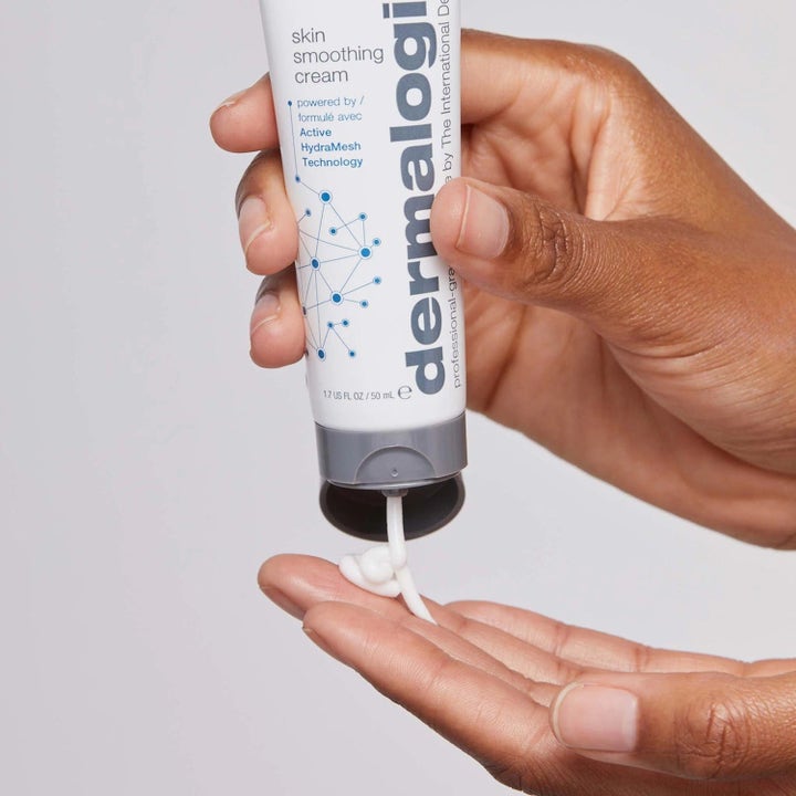 Dermalogica Skin Smoothing Cream 50 ml kosteuttava kasvovoide, jota puristetaan tuubista kämmenelle.