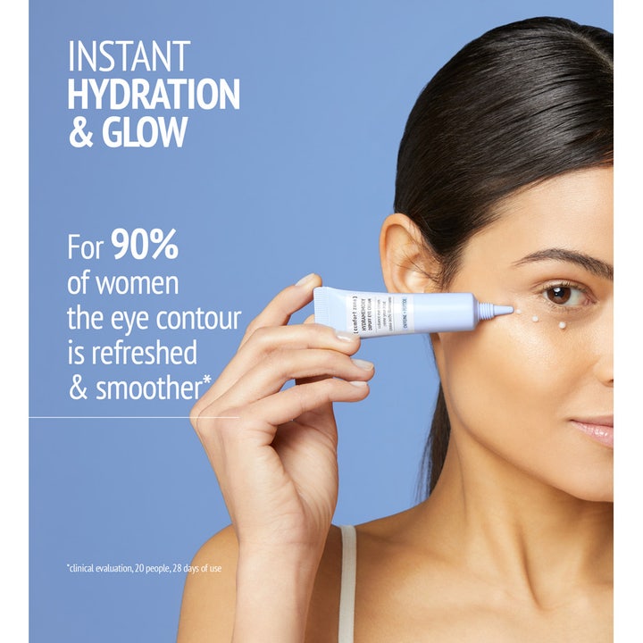 Comfort Zone Hydramemory Depuff Eye Cream 15 ml virkistävä silmänympärysvoide kofeiinilla nainen levittää iholle tuubista.