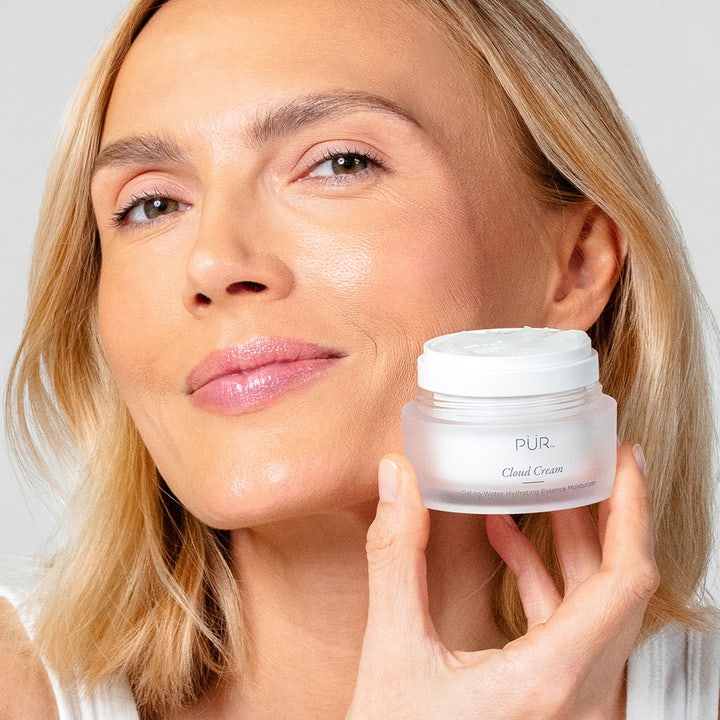 PÜR Cloud Cream 50 ml kosteuttava kasvovoide naisen kädessä avatussa huurteisessa purkissa jossa on geelivoidetta