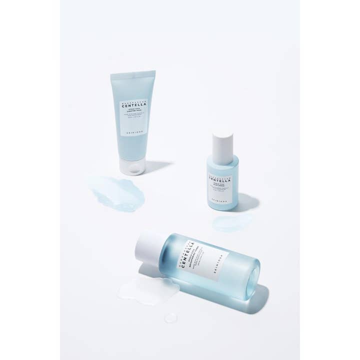 SKIN1004 Madagascar Centella Hyalu-Cica Sleeping Pack 100 ml yönaamio vaaleansinisessä tuubissa ja geelinäytteitä.