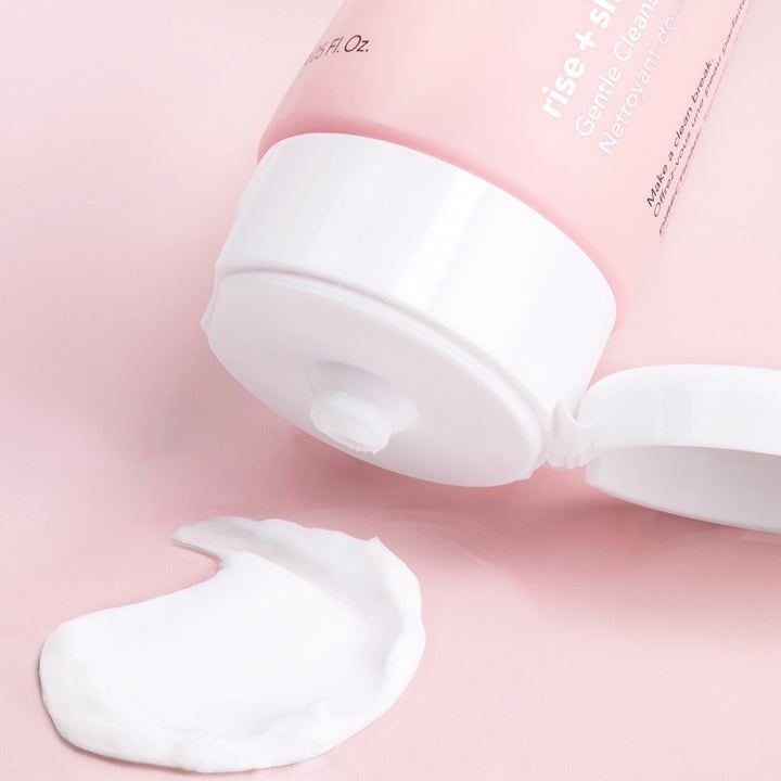 Saturday Skin Rise + Shine Gentle Cleanser 120 ml puhdistusvoide ja täyteläinen valkoinen koostumus