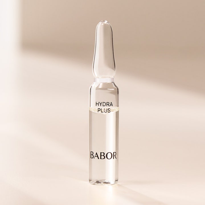 Babor Ampoule Hydra Plus 14 ml kosteuttava seerumi kirkkaassa lasiampullissa antaa iholle tehokasta kosteutusta.