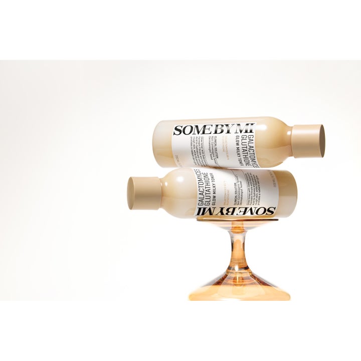 Some By Mi Galactomyces Glutathione Glow Milky Toner 200 ml heleyttävä kasvovesi beigeissä pulloissa lasijalustalla.