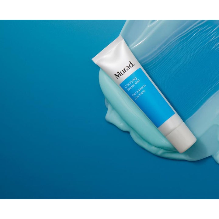 Murad Clarifying Water Gel 60 ml kosteuttava kasvogeeli valkoisessa tuubissa vaaleansinisen geelikoostumuksen päällä