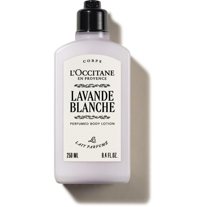 L'Occitane Lavande Blanche 250 ml kosteuttava vartalovoide vaaleanliilassa pullossa mustalla korkilla.