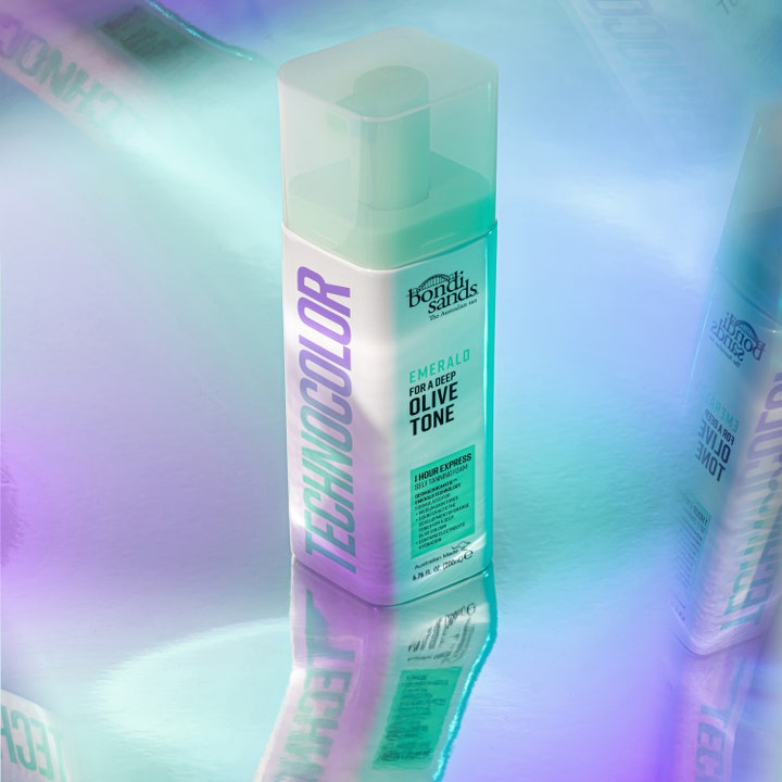 Bondi Sands Technocolor Face Serum Emerald 50 ml itseruskettava luo oliivisen sävyn valkoisessa pullossa hohtavalla taustalla.