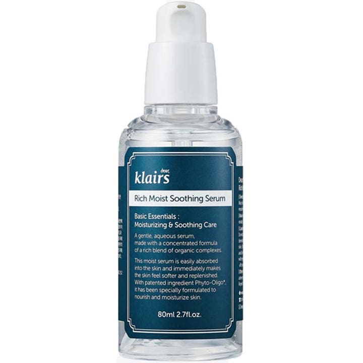 Klairs Rich Moist Soothing Serum 80 ml rauhoittava seerumi kirkkaassa pumppupullossa, jossa on tummansininen etiketti.