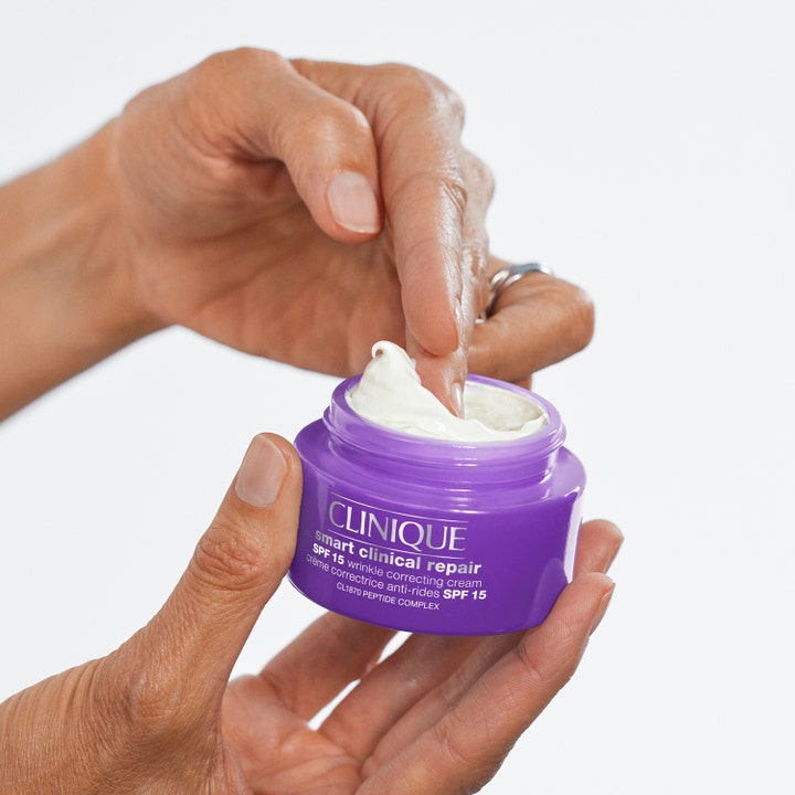 Clinique Smart Clinical Repair SPF30 50 ml ryppyjä korjaava kasvovoide, täyteläinen valkoinen koostumus liilassa purkissa.