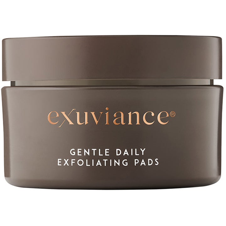 Exuviance Gentle Daily Exfoliating Pads 60 kpl kirkastavat kuorintalaput ruskeassa purkissa kultaisella tekstillä.
