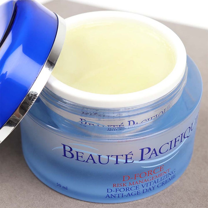 Beauté Pacifique D-Force Day Cream 50 ml elvyttävä anti-age päivävoide avatussa sinisessä lasipurkissa.