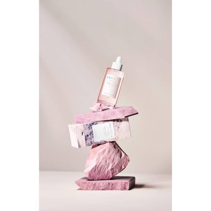 SKIN1004 Madagascar Centella Poremizing Fresh Ampoule 100 ml supistava seerumi vaaleanpunaisten kivien päällä.