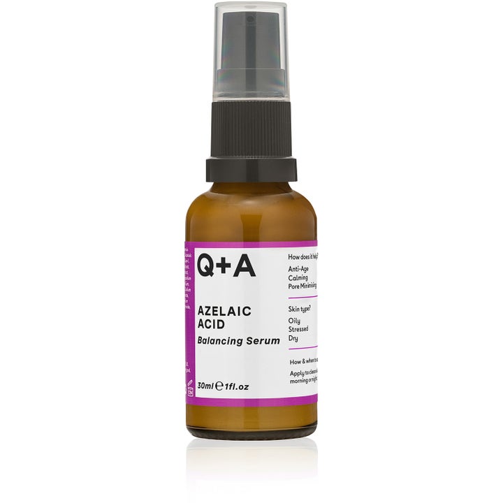 Q+A Azelaic Acid Balancing Serum 30ml rauhoittava seerumi ruskeassa lasipullossa mustalla pumpulla ja violetilla etiketillä.