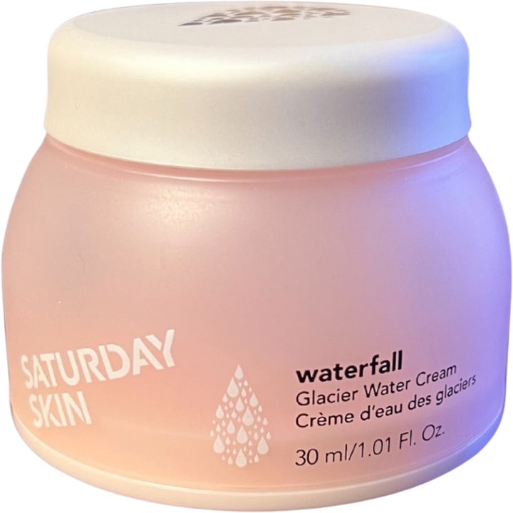 Saturday Skin Waterfall Glacier Water Cream 30 ml kosteuttava kasvovoide vaaleanpunaisessa huurteisessa purkissa valkoisella kannella.