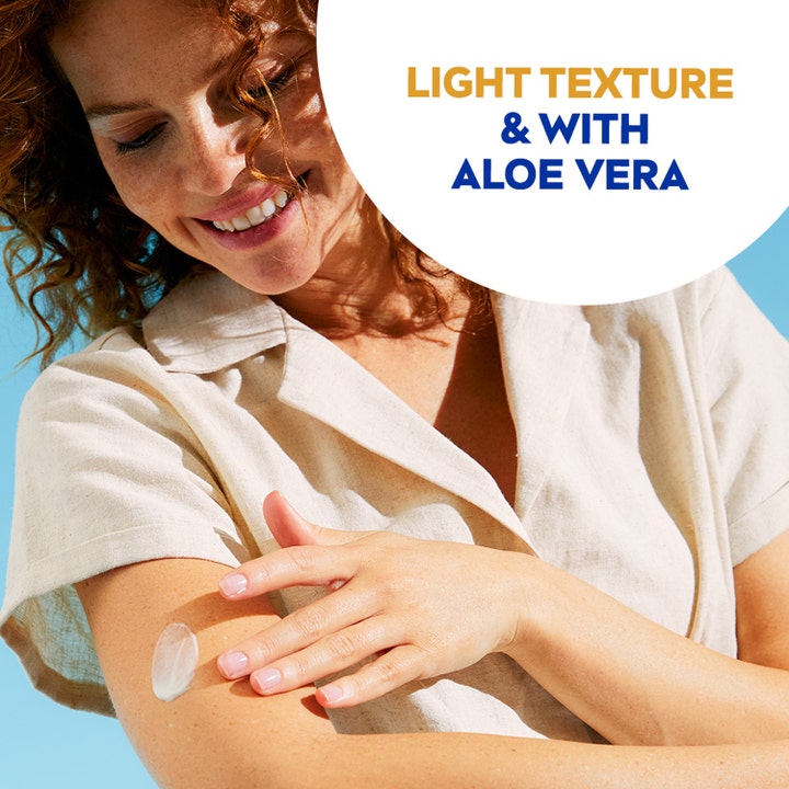 NIVEA Sun Sensitive Immediate Protect 200 ml aurinkovoide levittyy iholle kevyenä aloe veraa sisältävänä koostumuksena.