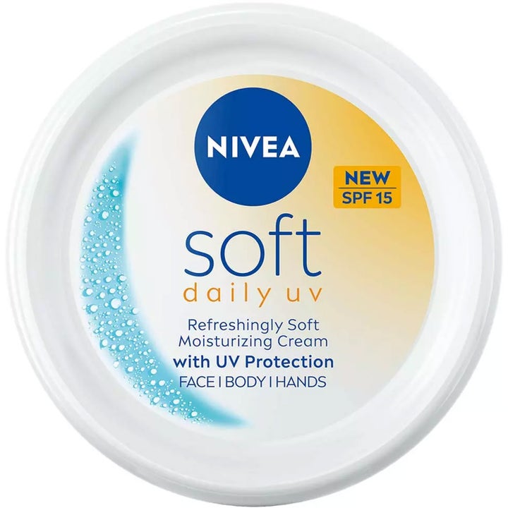 Nivea Soft Daily UV kosteuttava voide SPF 15 antaa UV-suojan valkoisessa purkissa jossa on sininen logo ja vesipisaroita