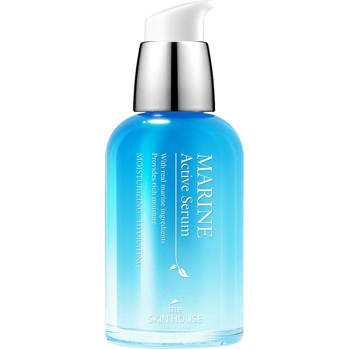 The Skin House Marine Active Serum kosteuttava kasvoseerumi antaa iholle kosteutta sinisessä liukuvärjätyssä lasipullossa.