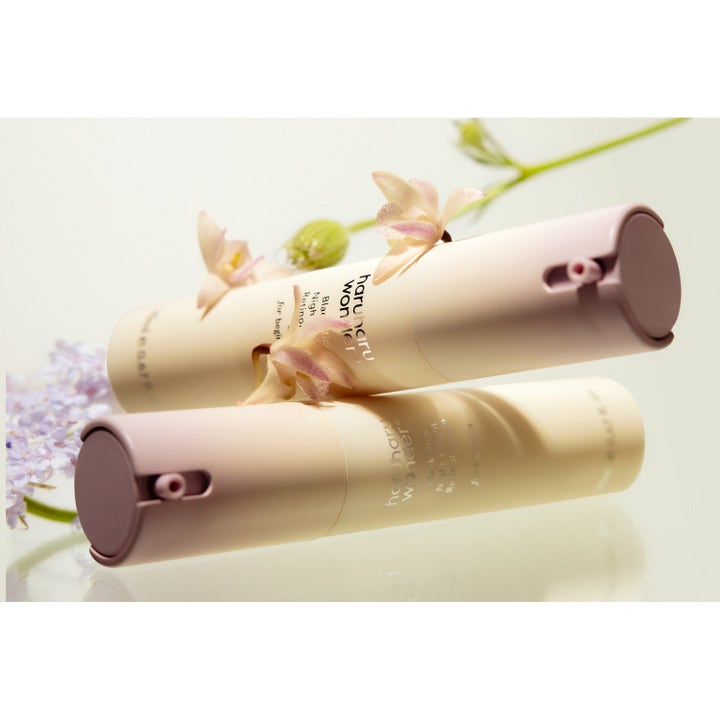 Haruharu Wonder Black Rice Night Knight Retinol Serum 20 ml silottaa ihoa vaaleanpunaisissa pumppupulloissa kukkien kera