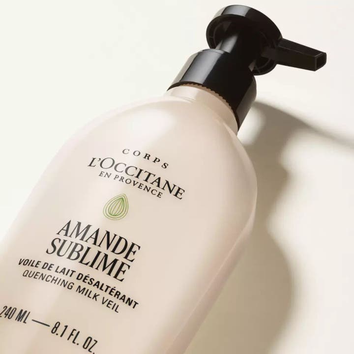 L'Occitane en Provence Almond Milk Veil 240 ml kosteuttava vartaloemulsio vaaleassa mustalla pumpulla varustetussa pullossa