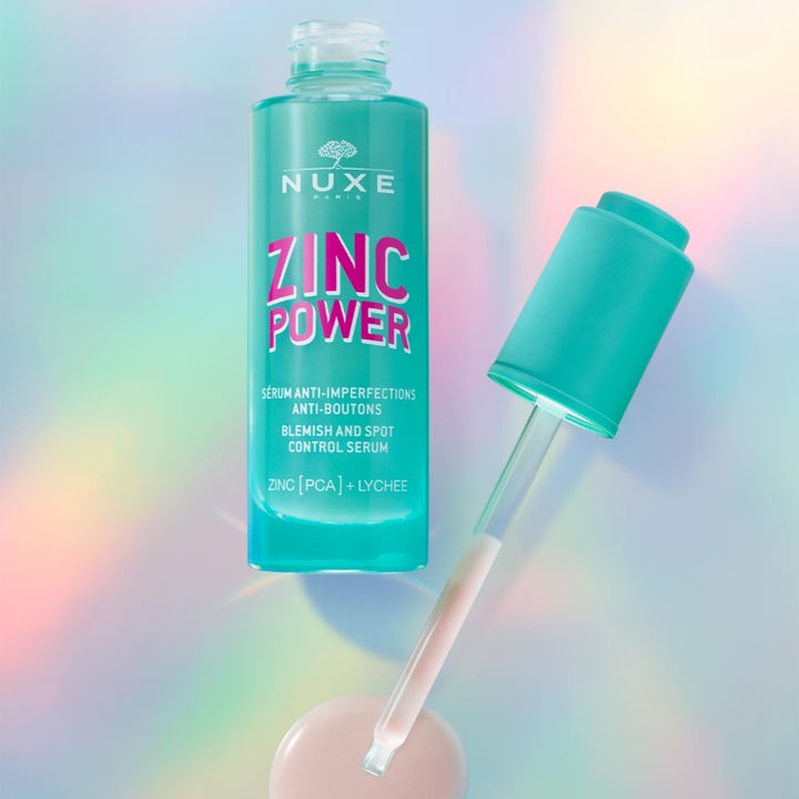Nuxe Zinc Power 30 ml epäpuhtauksia vähentävä seerumi turkoosissa pullossa ja pipetti pisaralla.
