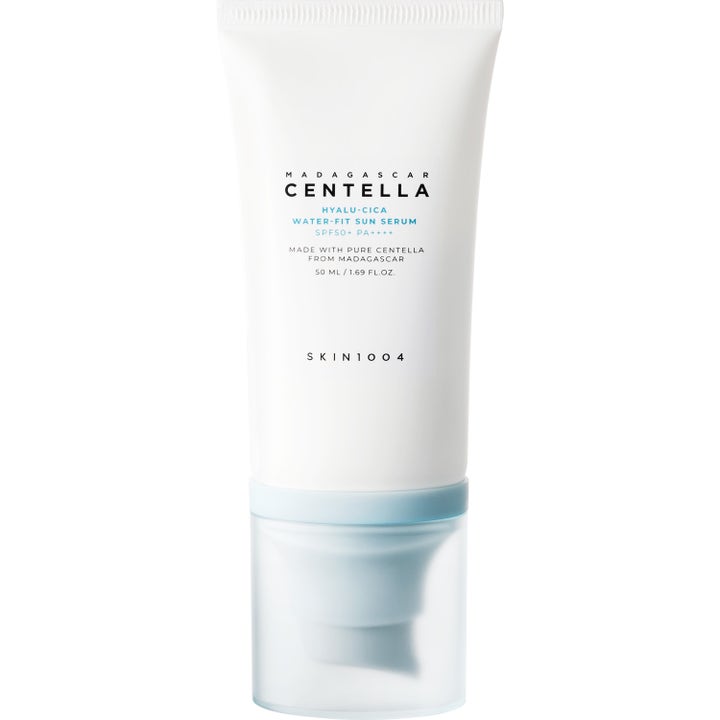 SKIN1004 Madagascar Centella Hyalu-Cica Sun Serum 50 ml kosteuttava aurinkosuoja valkoisessa tuubissa sinisellä pumpulla
