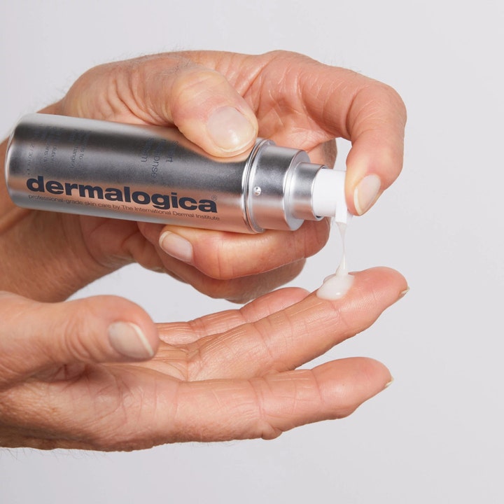 Dermalogica Smart Response Serum 30 ml älykäs seerumi hopeisessa pumppupullossa annosteltuna kämmenelle