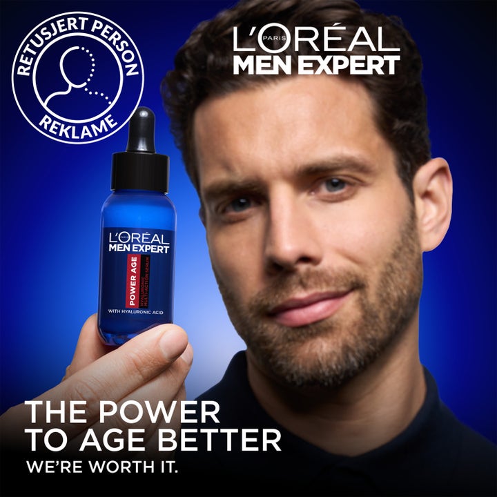 L'Oréal Paris Men Expert Power Age Serum 30 ml hyaluronihapposeerumi miehen pitelemässä sinisessä pipettipullossa.