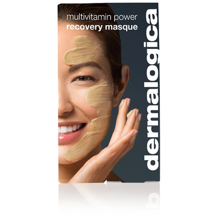 Dermalogica Multivitamin Power Recovery Masque elvyttävä kasvonaamio jota nainen levittää voidemaisina raitoina iholleen
