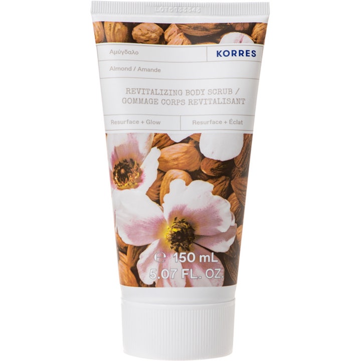 Korres Almond Revitalizing Body Scrub 150 ml heleyttävä vartalokuorinta valkoisessa tuubissa kukkien ja mantelien kuvilla