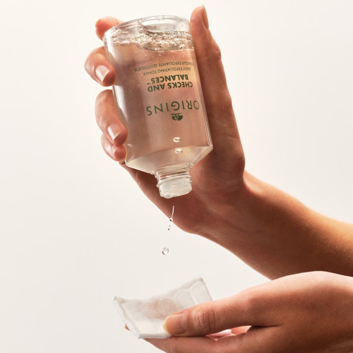 Origins Checks and Balances Daily Exfoliating Toner 150 ml kuoriva kasvovesi jota kaadetaan pullosta vanulapulle