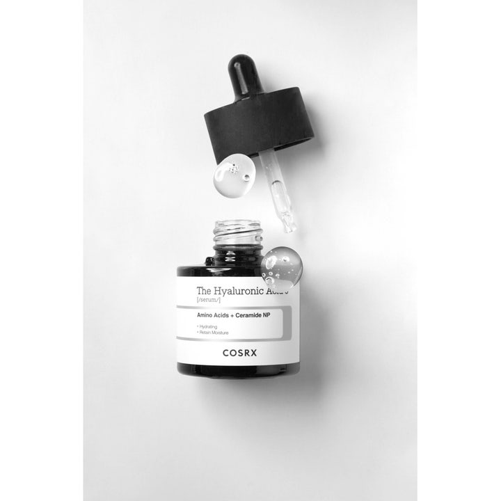 COSRX The Hyaluronic Acid 3 Serum 20 ml kosteuttava hyaluronihapposeerumi tummassa pullossa pipetin ja pisaroiden kera