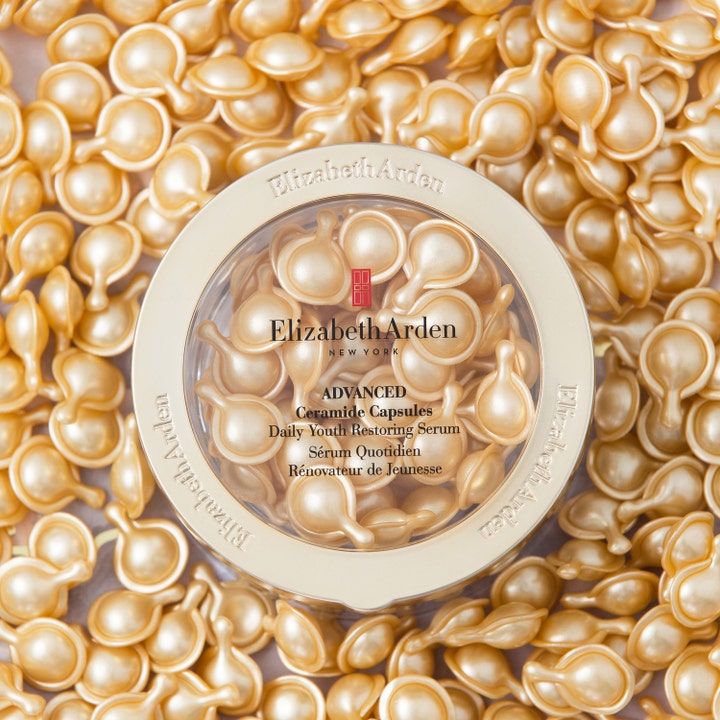 Elizabeth Arden Advanced Ceramide 45 kpl uudistava kasvoseerumi kultaisia kapseleita sisältävässä täyttöpakkauksessa.