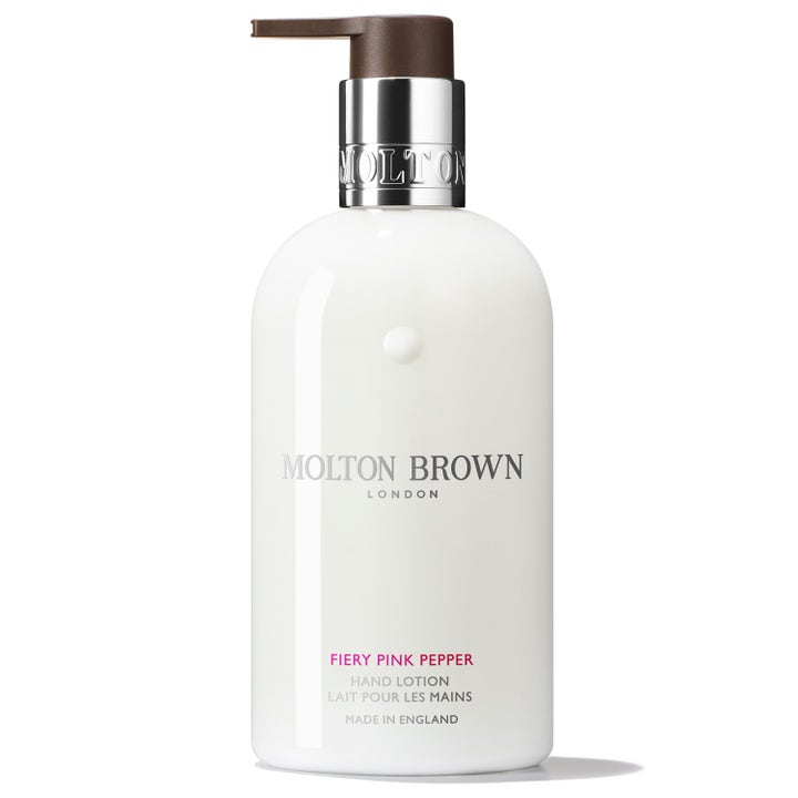 Molton Brown Fiery Pink Pepper Hand Lotion 300 ml kosteuttava käsivoide valkoisessa pullossa hopeisella pumpulla.