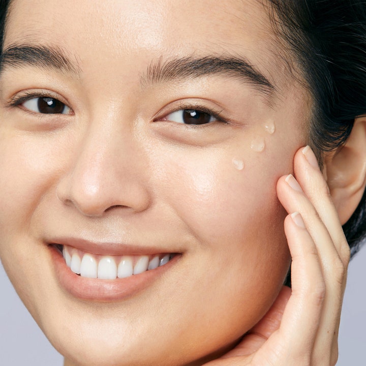 Mario Badescu Hyaluronic Dew Drops 29 ml seerumi ja kirkas koostumus hymyilevän naisen kasvoilla.