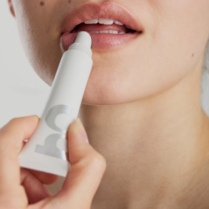 Bodyologist Beyond Balm Intense Repairing Lip & Skin Balm 10 ml korjaava voide levitettynä suoraan huulille.