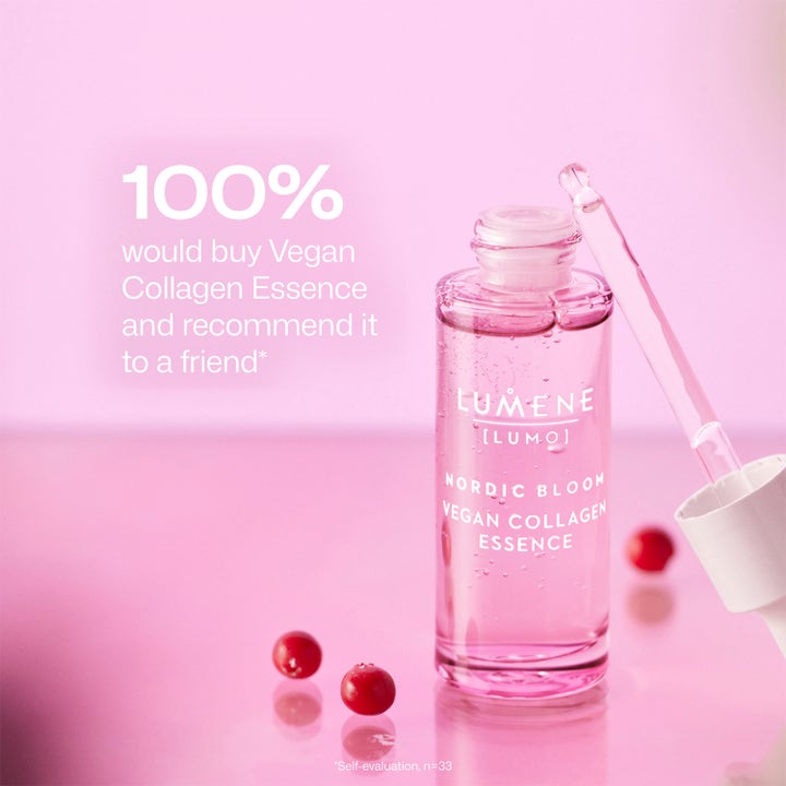 Lumene Nordic Bloom Vegan Collagen Essence 30 ml kiinteyttävä seerumi pinkissä lasipullossa pipetin ja marjojen kera.