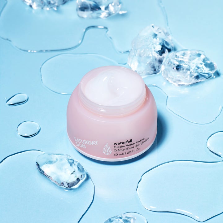 Saturday Skin Waterfall Glacier Water Cream 50 ml kosteuttava kasvovoide vaaleanpunaisessa purkissa jääpalojen ympäröimänä.