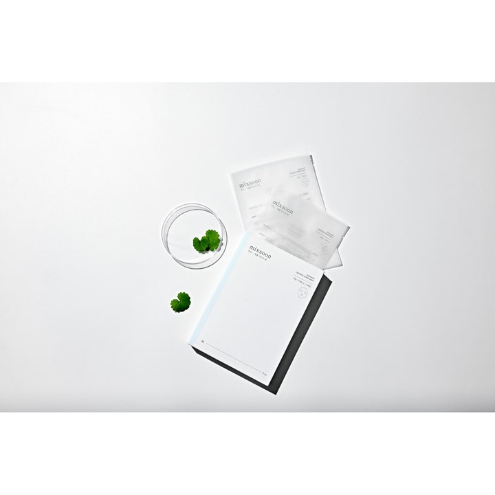 Mixsoon Centella Mask Pack 5 kpl rauhoittava kangasmaski valkoisessa pakkauksessa ja vihreitä centella-lehtiä lasissa.