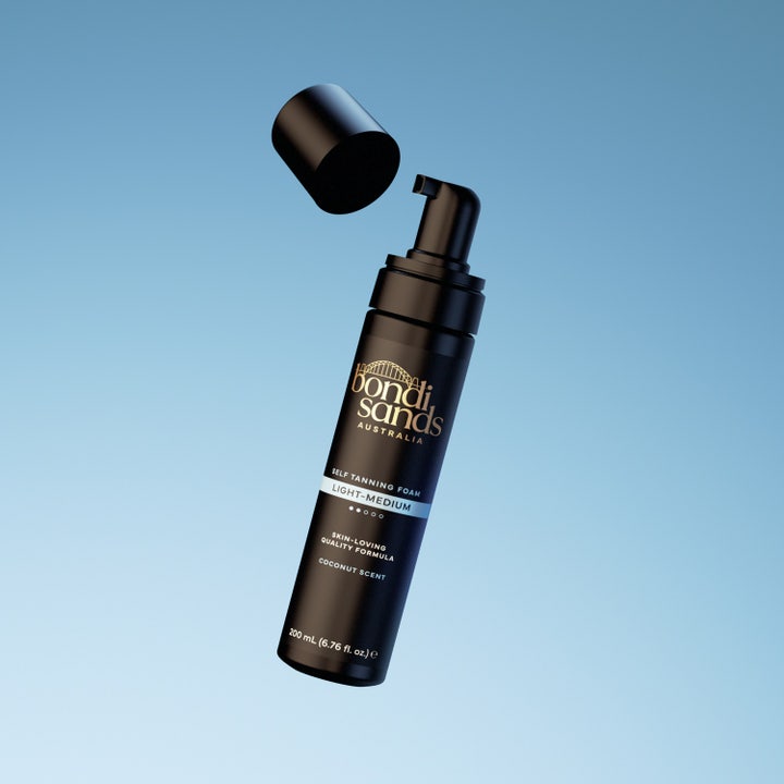 Bondi Sands Self Tanning Foam Light Medium 200 ml itsetuuskettava vaahto mustassa pumppupullossa irrallisella korkilla.