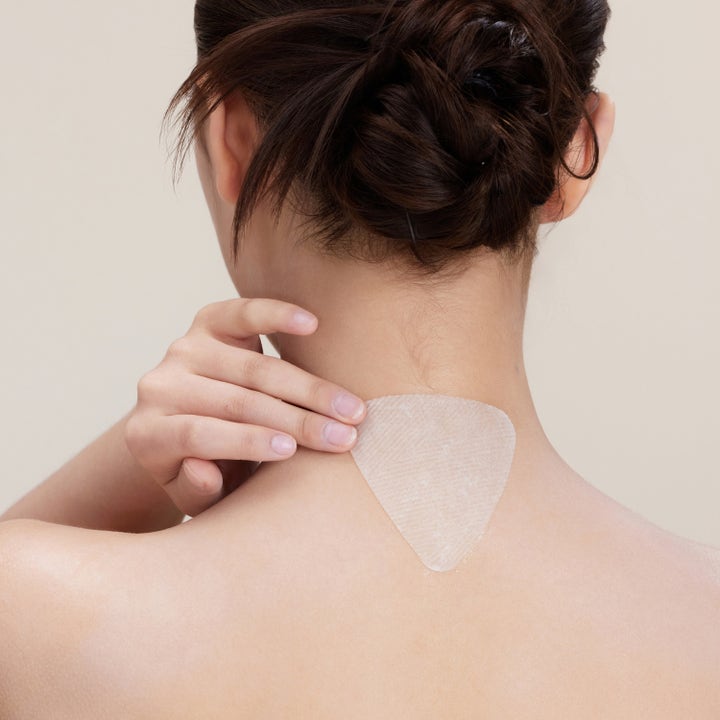 Dr. Ceuracle Tea Tree Purifine Toner Pad 160 ml rauhoittava kasvovesi iholle asetettuna pisaranmuotoisena lappuna.