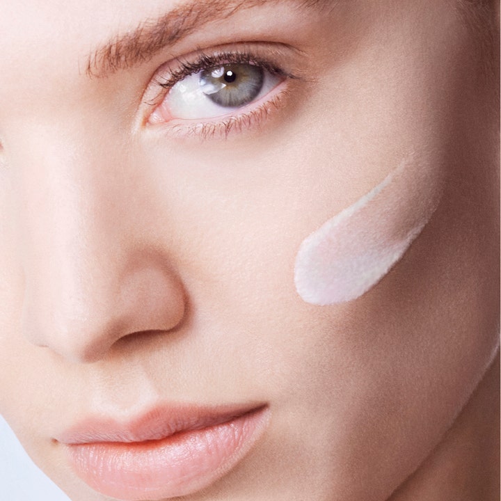 Lancôme UV Expert Supra Screen SPF50 40 ml aurinkovoide levitettynä kasvoille kevyenä vaaleana voiteena.