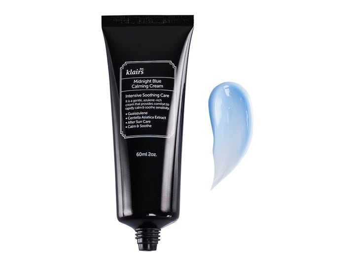 Klairs Midnight Blue Calming Cream 60 ml rauhoittava yövoide mustassa tuubissa ja vaaleansininen koostumus.