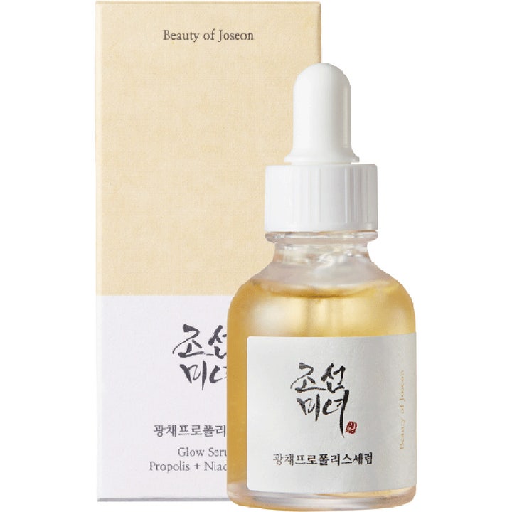 Beauty of Joseon Glow Serum 30 ml heleyttävä kasvoseerumi lasipullossa keltaisen pakkauksen edessä.