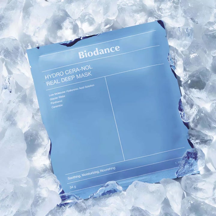 Biodance Hydro Cera-Nol Real Deep Mask 34 g rauhoittava kangasmaski lepäämässä viilentävien jääpalojen keskellä.